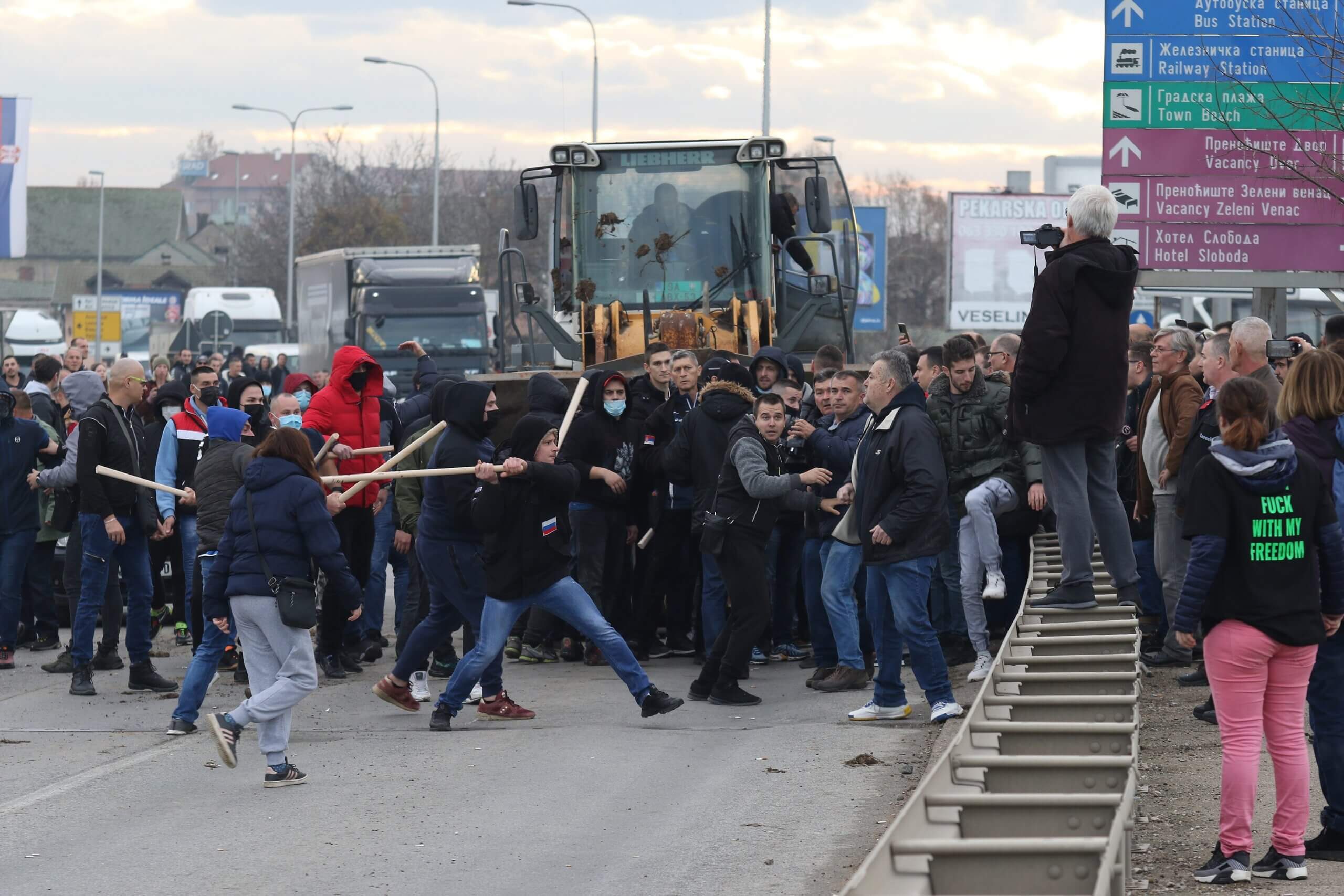 OPSTANAK : Cela Srbija i region videli su nasilje i kriminal SNS-a na mostu u Šapcu