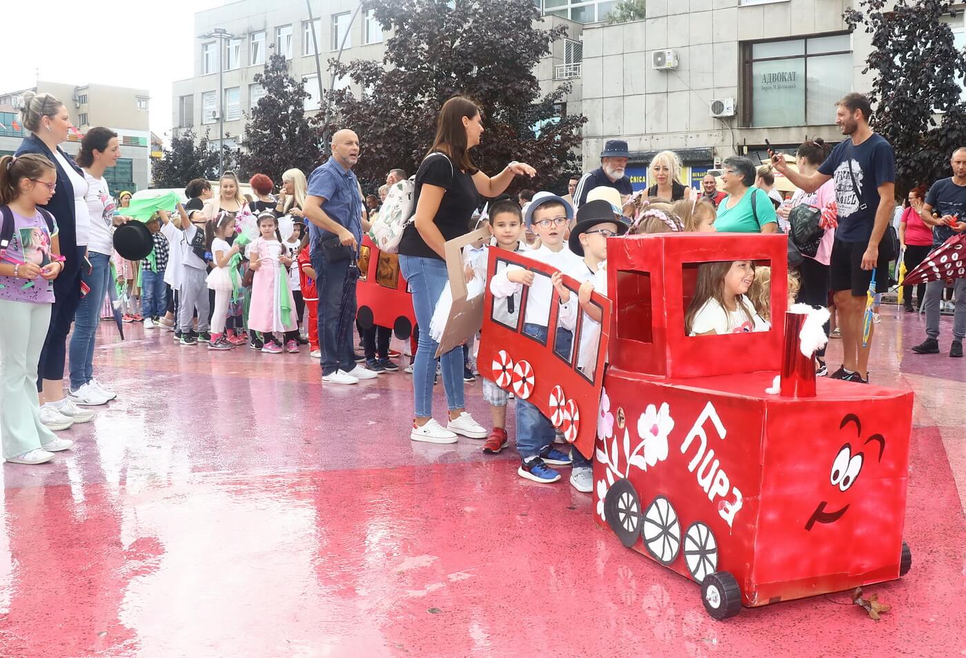 Dečiji karneval, uz brojne probleme zbog kiše i loše organizacije, ipak prošao kroz grad