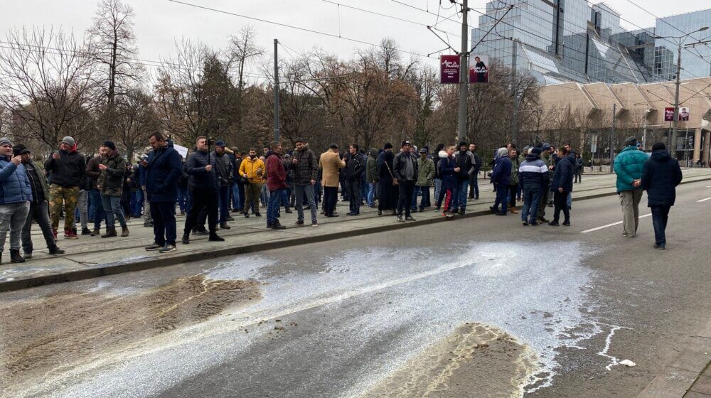 Protest proizvođača mleka ispred Vlade Srbije