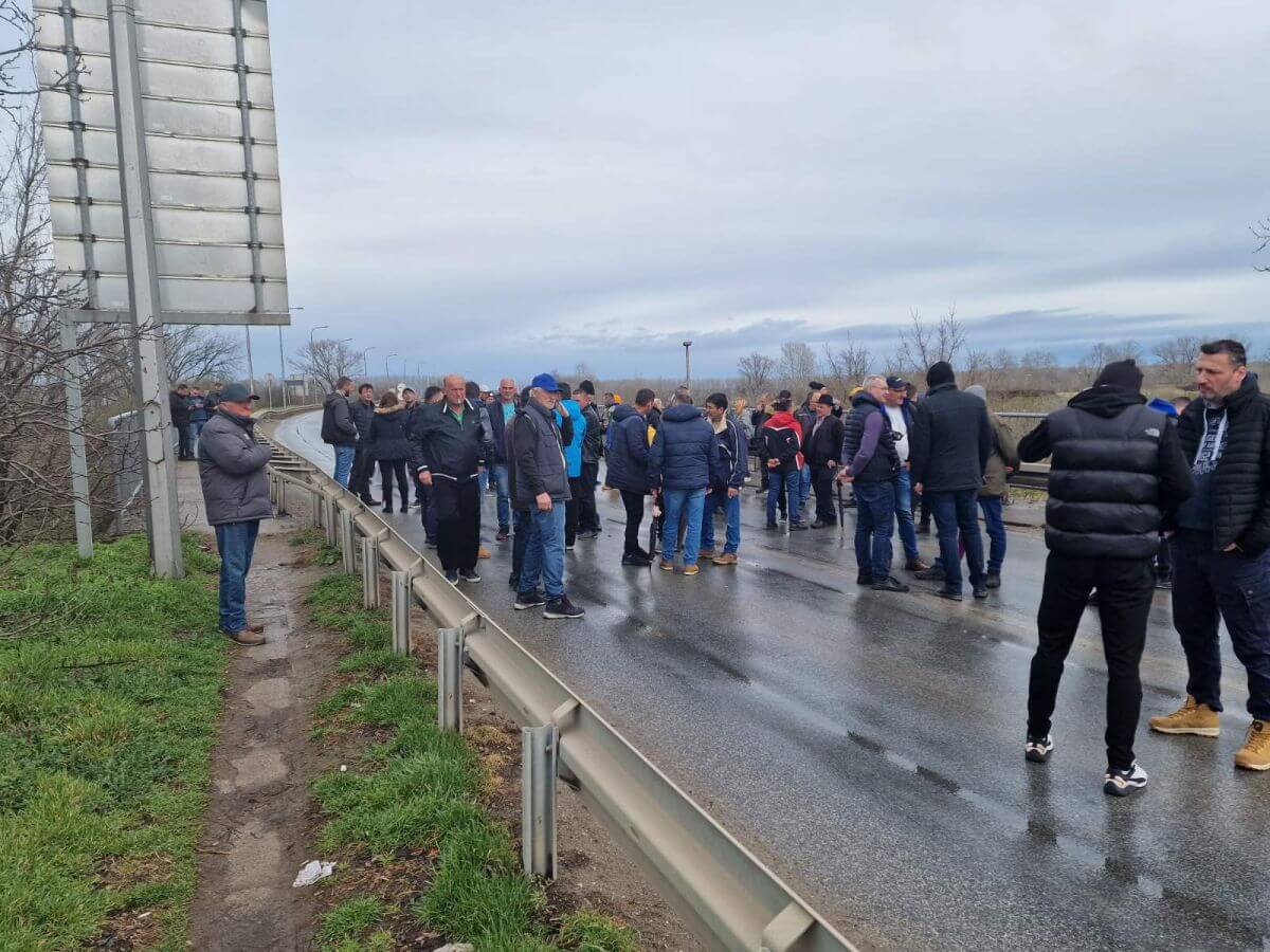 Proizvođači mleka i danas blokirali most na Savi kod Šapca